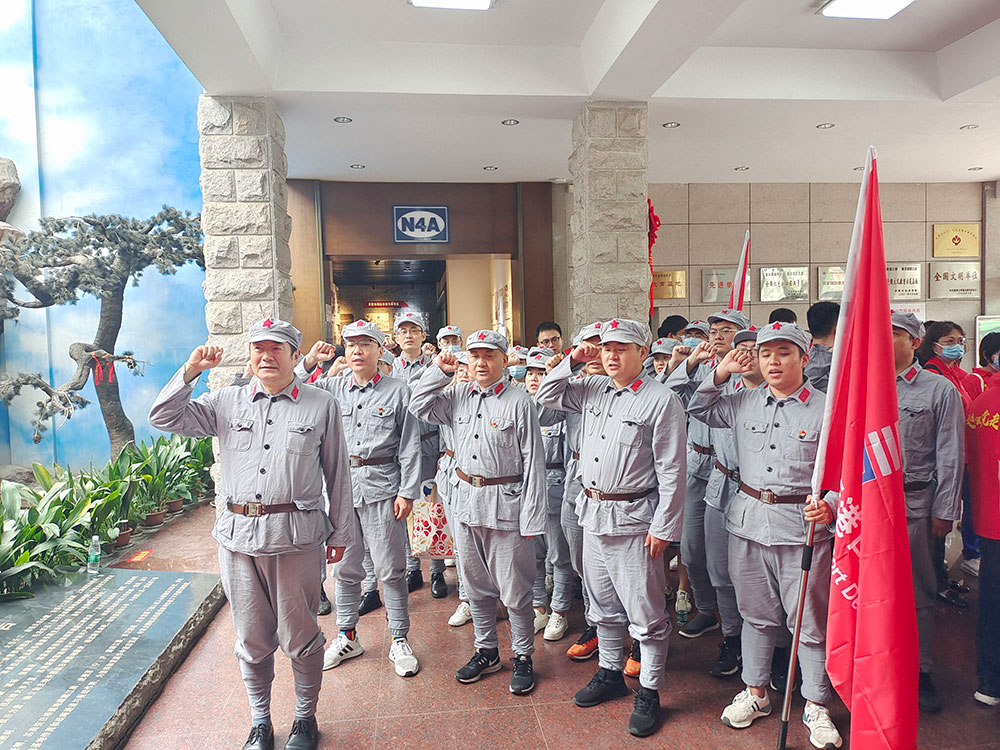 4口岸生长机关支部联合供应链支部赴句容茅山新四军纪念馆开展党史教育活动。。。。。。。在新四军纪念馆展馆大厅，，，，，，全体党员面临党旗，，，，，，高举右手重温入党誓词，，，，，，再次体会作为一名共产党员的责任感和使命感。。。。。。。.jpg